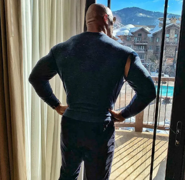 巨石强森也拔罐,蝙蝠背实力抢镜,多年健身没白费