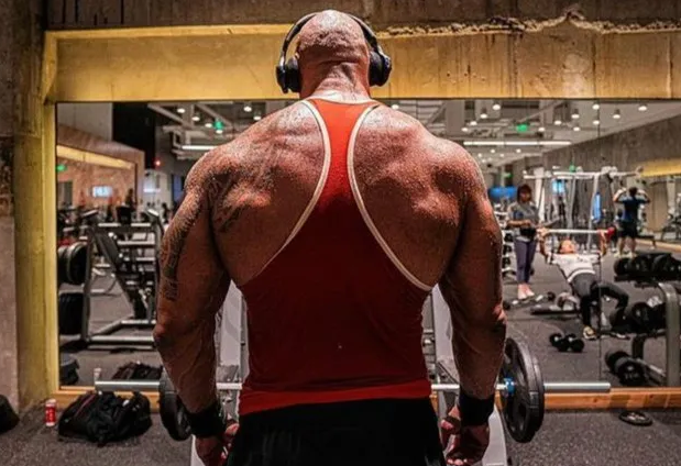 巨石强森也拔罐蝙蝠背实力抢镜多年健身没白费