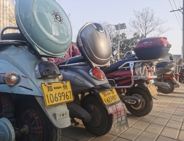 郑州市有大量的黄牌电动车.