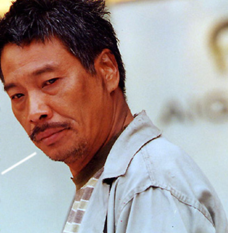 在灵车到达的时候,人们纷纷为达叔的遗体让开了道路,不舍的目光紧紧