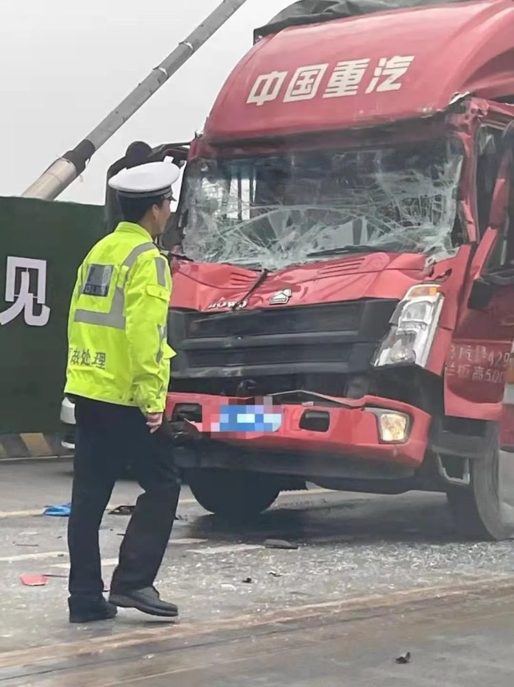 宜宾长江桥临港往南岸方向的桥面发生了一起车祸, 两辆大货车追尾