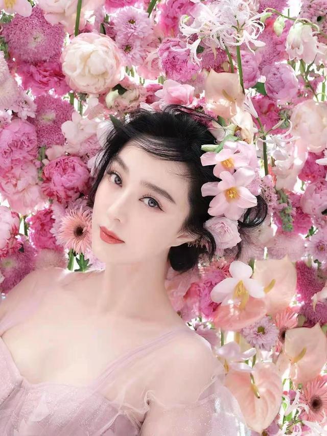39岁范冰冰嫩得像小花头上戴着花环美成花仙子肌肤更白到发光