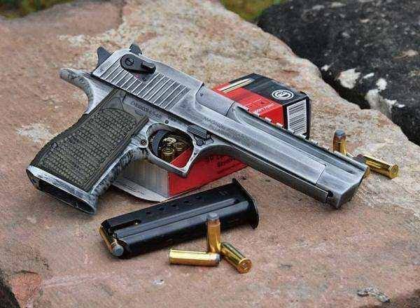 现实与艺术"两开花"的明星武器——"沙漠之鹰"手枪