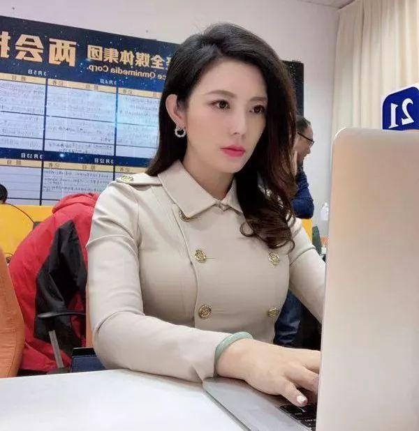 靠性感爆红的主持人马荔穿衣风格别有特色台下热舞太吸睛