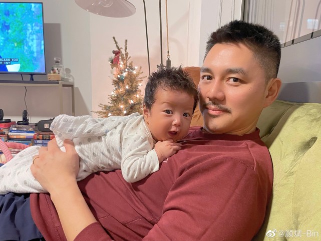 曾在最红时从央视辞职引猜测主持人顾斌罕见晒父子合影全家福曝光超