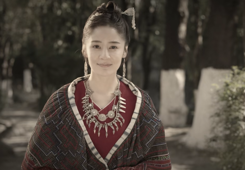 在剧中,据秦放所说,沈银灯和他去世的初恋长得一