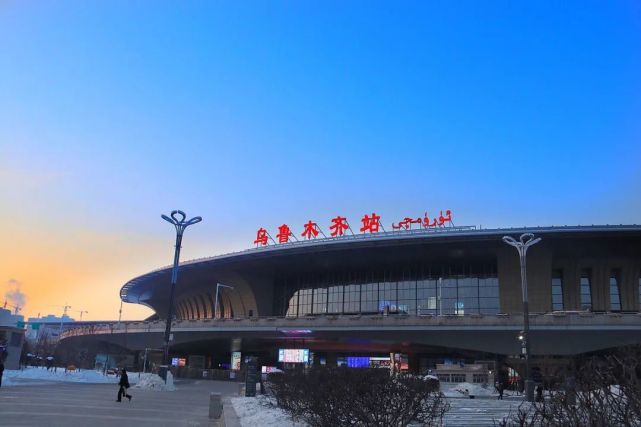 乌鲁木齐站片区管委会提醒乘坐火车的市民朋友:乌鲁木齐站的南,北落客