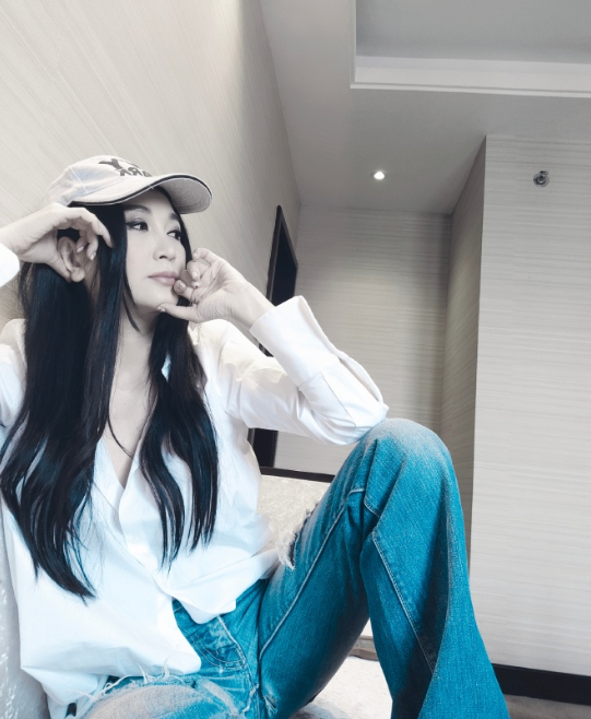 54岁温碧霞难得酷一回!白衬衫配牛仔裤帅气十足,"苏妲己"气场全开