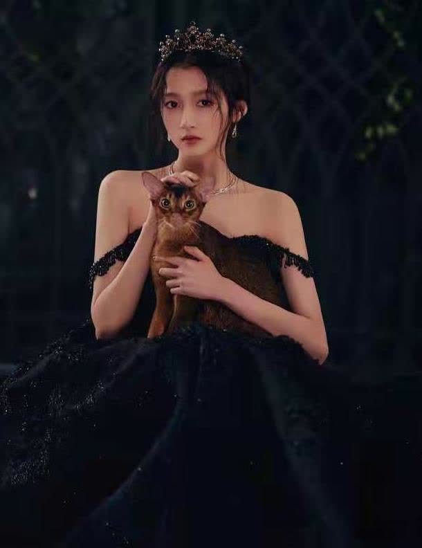 关晓彤一袭明黄长裙好温柔,披肩长发更贵气,这气质一般人比不了