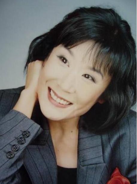 同样是当红时期出国,郑绪岚惨遭封杀,苏小明为何能重回巅峰?_腾讯新闻