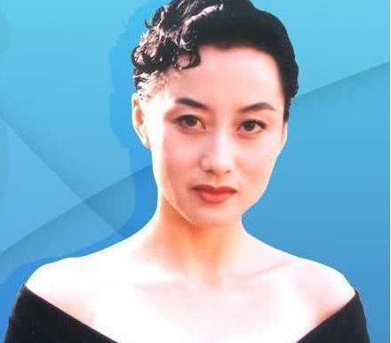 李连杰显老态57岁似70,被他抛弃的前妻黄秋燕,如今怎么样?