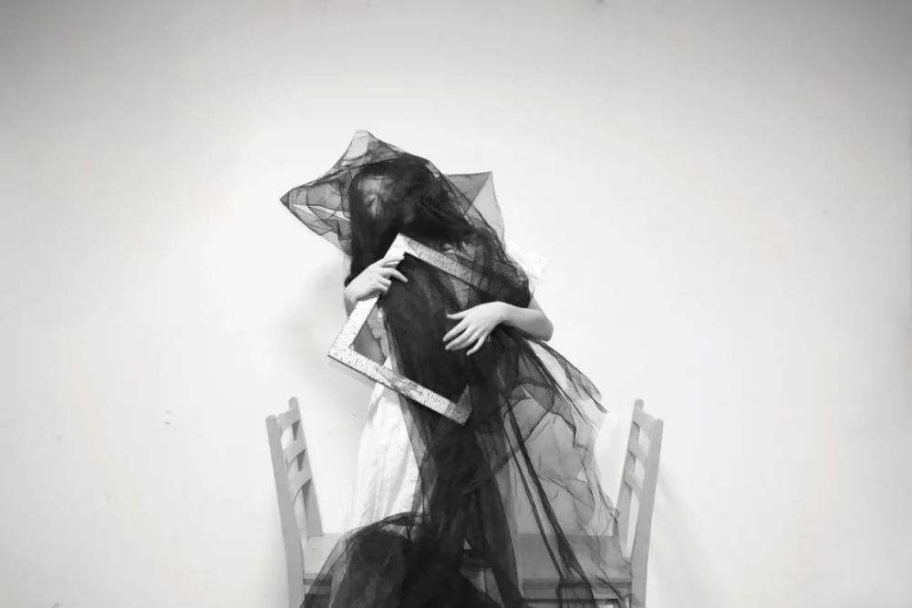 24岁女孩缝出巨型子宫,请人走进去,感受被母体包裹的温柔