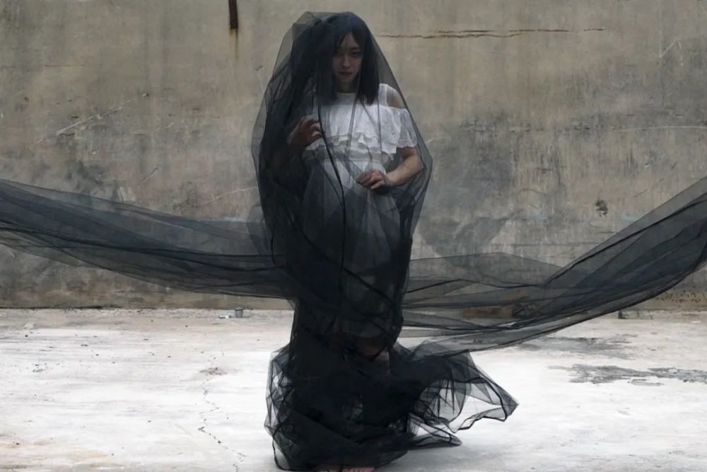 24岁女孩缝出巨型子宫,请人走进去,感受被母体包裹的温柔