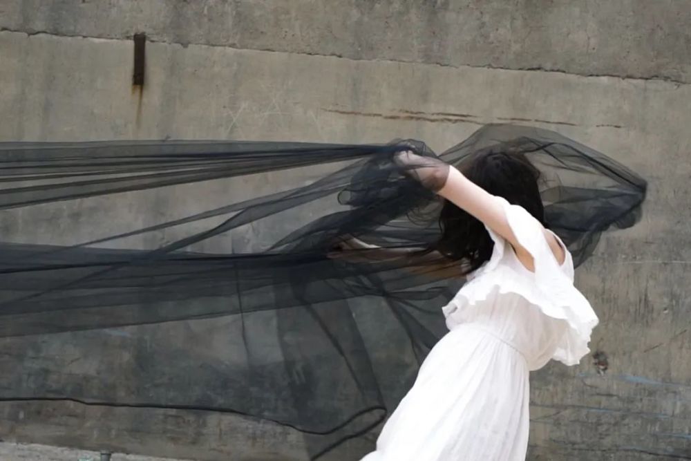 24岁女孩缝出巨型子宫,请人走进去,感受被母体包裹的温柔