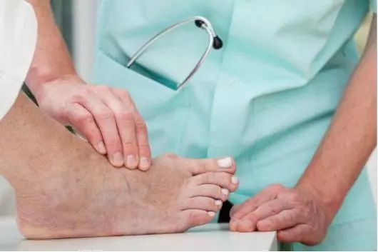 空腹血糖|血糖多少算是正常的？脚部出现4个异常表现，血糖已经超标