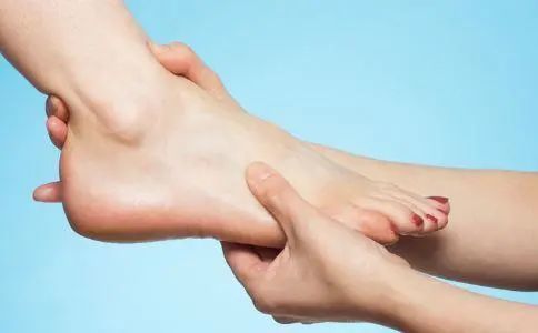 空腹血糖|血糖多少算是正常的？脚部出现4个异常表现，血糖已经超标