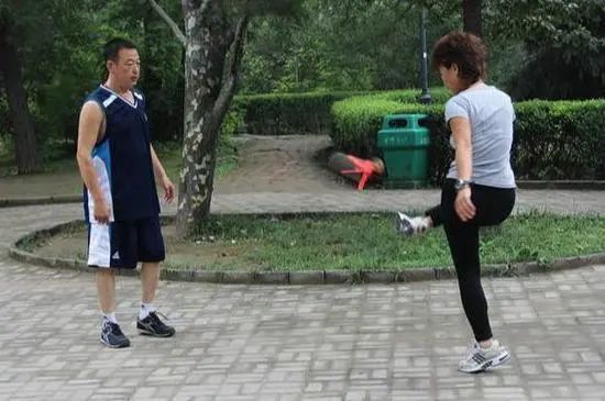 空腹血糖|血糖多少算是正常的？脚部出现4个异常表现，血糖已经超标