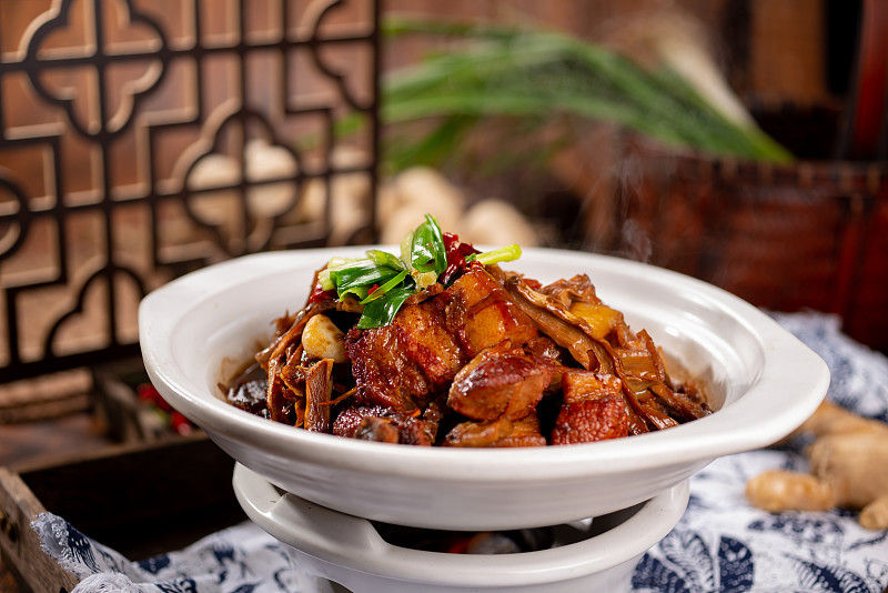 春笋红烧肉3,勾芡不是必须操作,但你可以为这道菜