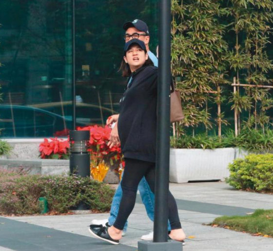 55岁吴大维陪嫩妻逛街老婆产后身材恢复如初女儿乖巧像爸爸