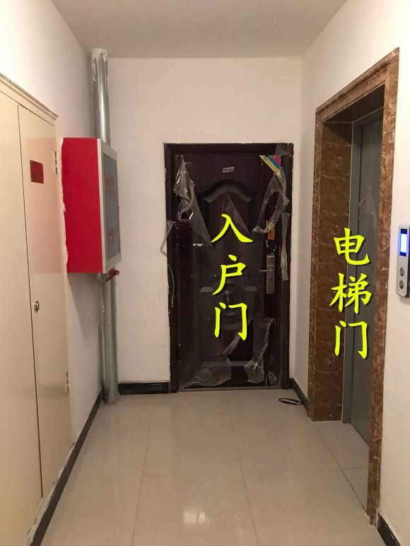 入戶門緊挨電梯,不是一梯一戶建議都避開,進出方便但噪音賊大_騰訊