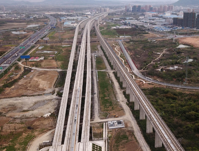 商杭高铁是连接河南省商丘市,安徽省合肥市和浙江省杭州市的高速铁路