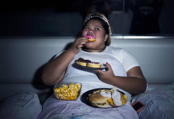 慢性疾病|晚上有这4个行为的人，要及时纠正，避免慢性疾病找上你