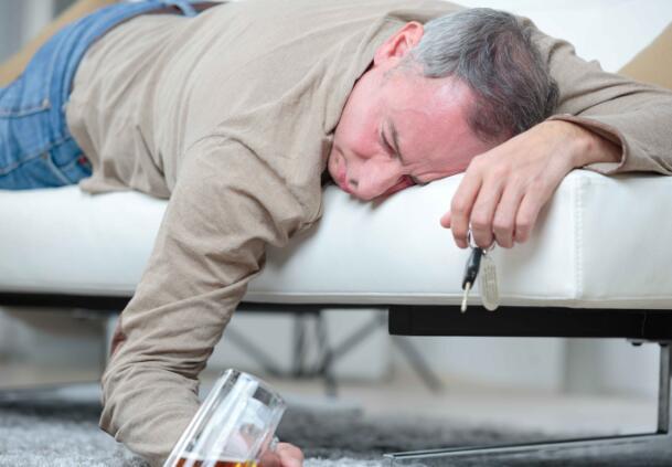 慢性疾病|晚上有这4个行为的人，要及时纠正，避免慢性疾病找上你