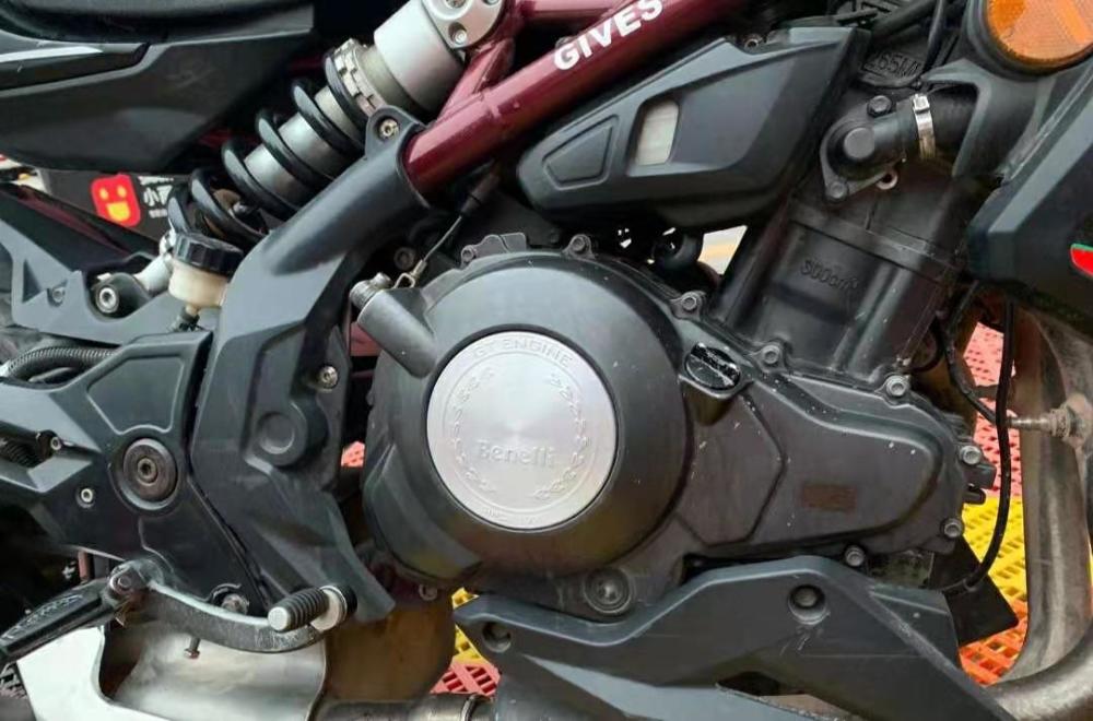 黄龙300采用并列同步双缸发动机加6速变速器.