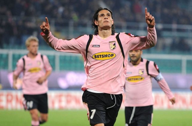 卡瓦尼在英格兰不高兴今年约满曼联将会离队回到南美洲