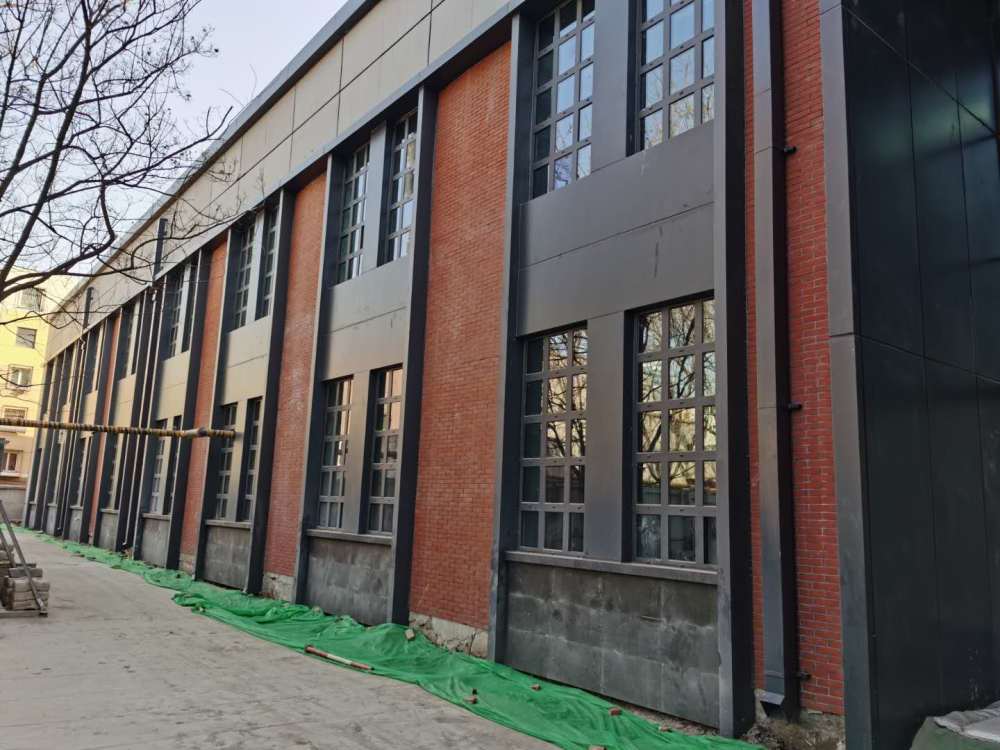 同时对现有老厂房建筑进行最大的挖潜,对厂房结构及立面进行最大限度