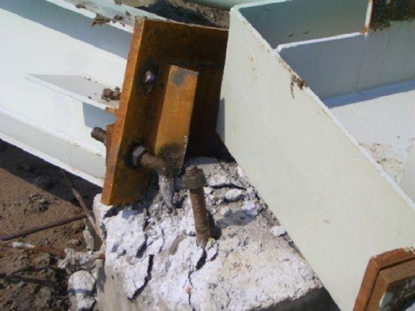 特别是当吊车吨位较大时,为了提高结构的抗侧移刚度以控制横向位移