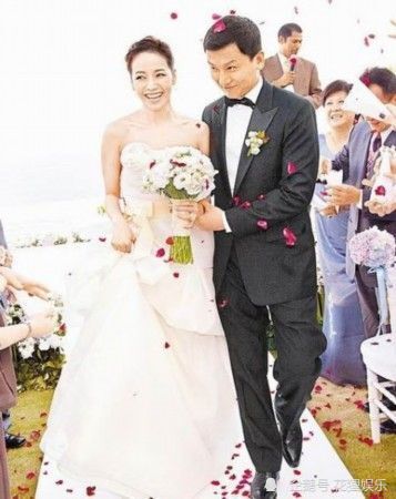 年轻的候妈妈不择手段地挖了闺蜜郭纯美的墙角,成为了侯世宏的情妇,还