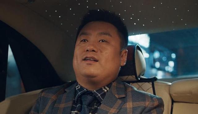 得知易小文要拍卖铜盆,董大宝让道上的朋