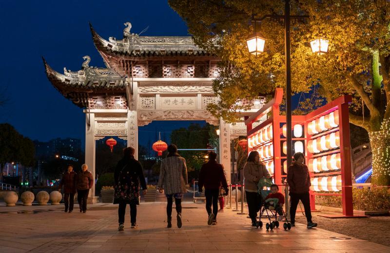 墙头演昆曲,光影绘记忆……上海安亭老街夜景升级_腾讯新闻