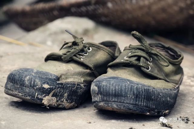 小皮鞋与黄胶鞋一对奶孙的感人故事