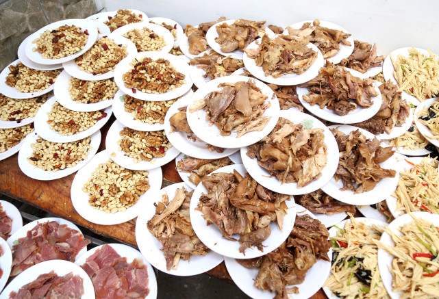 情侣在农村办婚宴,170元一桌满桌大鱼大肉,有人最高给2千礼金