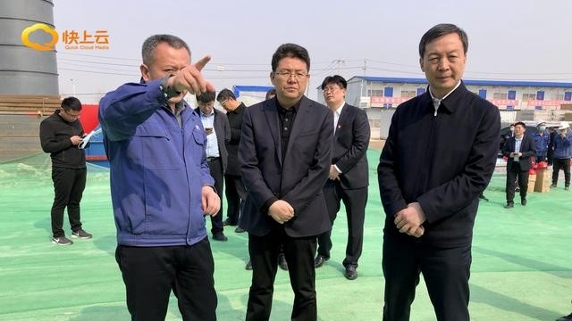 在星宇手套有限公司东厂区,田庆盈察看超 高分子量聚乙烯纤维项目.