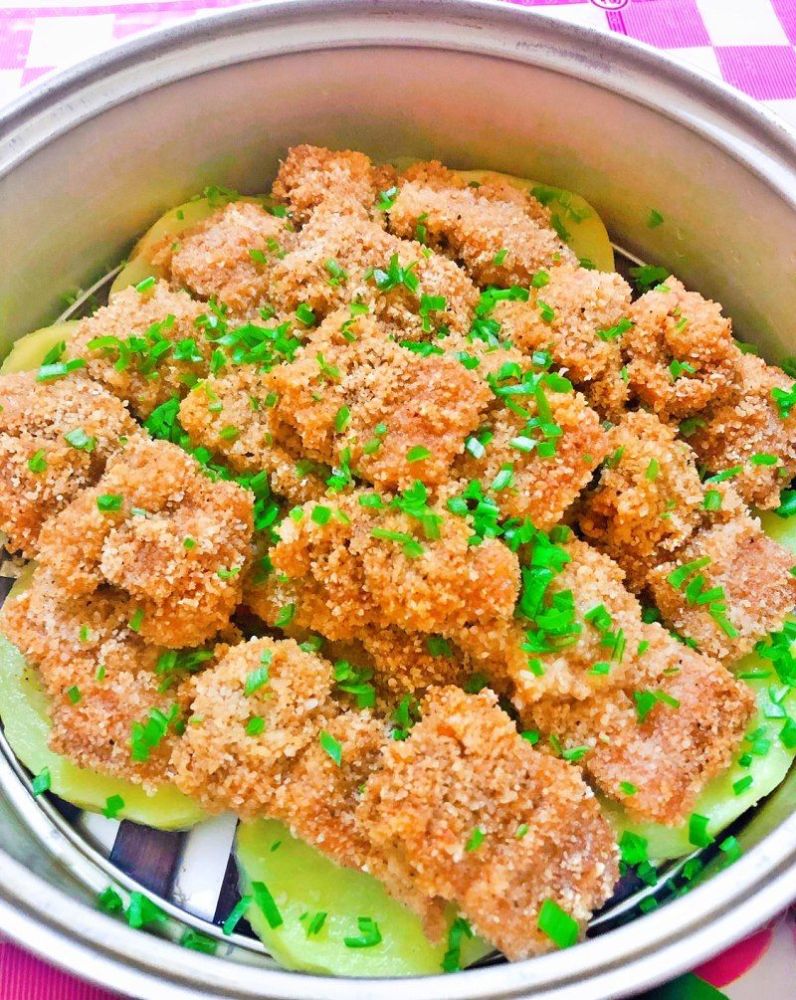 粉蒸肉不能直接上锅蒸,还要垫上土豆,这能让肉质实现嫩而不糜