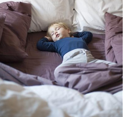 侧睡仰睡宝宝睡姿到底哪种好这一睡姿威胁健康最好别用