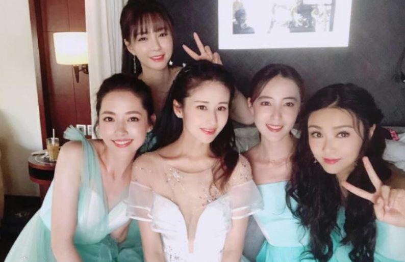 颖儿"伴娘团"曾被嘲没排面,今成人生赢家,高攀不起