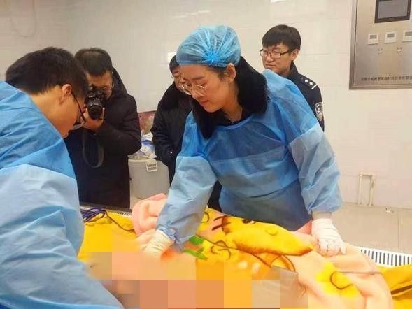 而法医需要去一层层地解剖,检验内脏,这对于我们常人认知中的女性来说