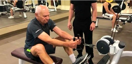 肖恩·帕克|为跻身“寿命链”顶端，富豪日吞60颗补片，花4.5亿续命8年