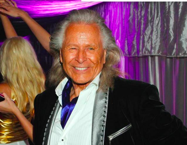 肖恩·帕克|为跻身“寿命链”顶端，富豪日吞60颗补片，花4.5亿续命8年