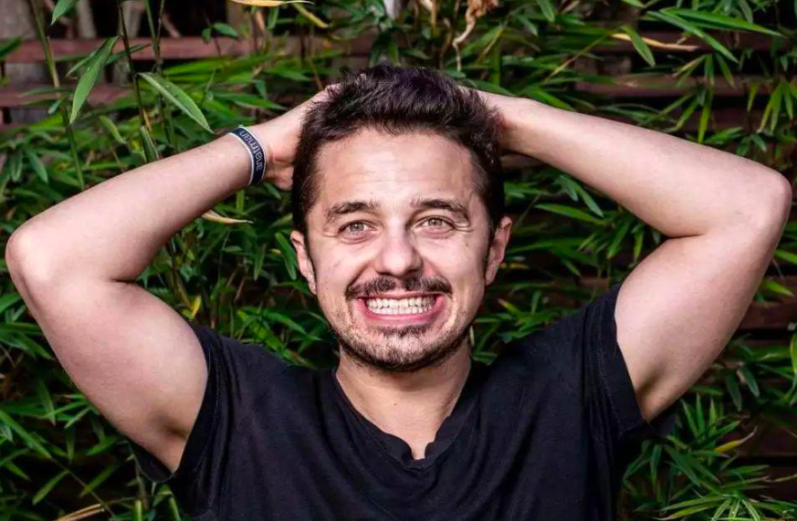 肖恩·帕克|为跻身“寿命链”顶端，富豪日吞60颗补片，花4.5亿续命8年