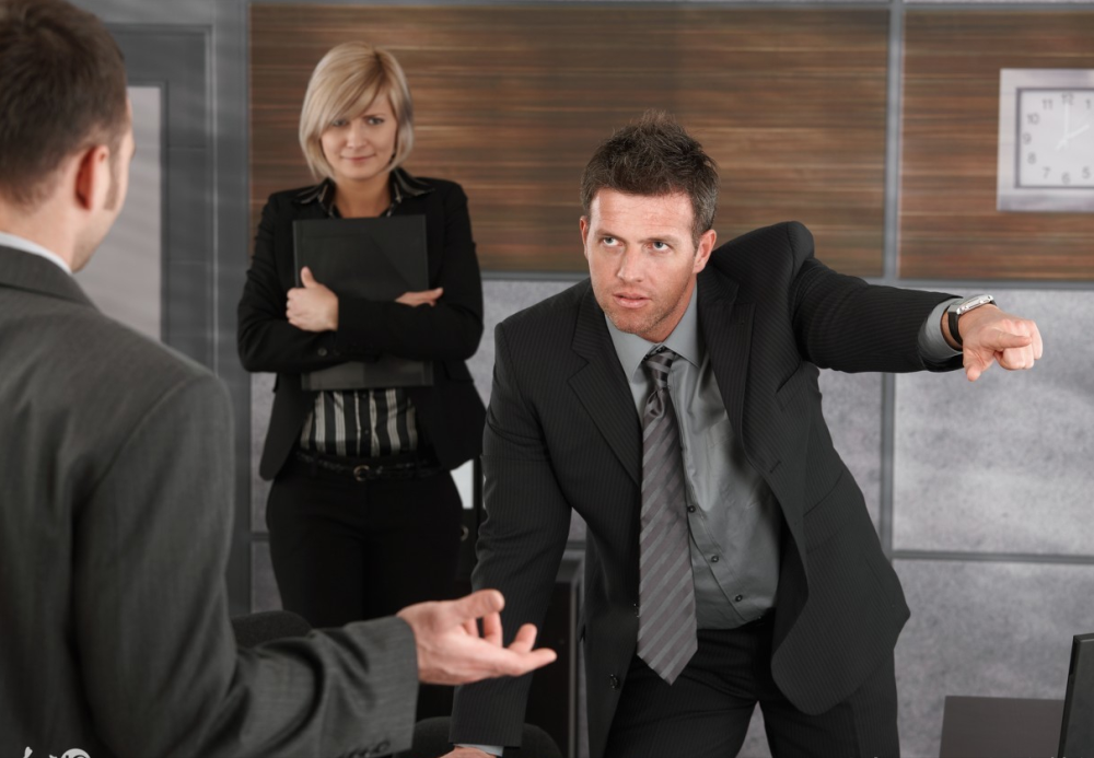 工厂老板高高在上,得罪了老员工,没过多久,厂里就宣布倒闭了!