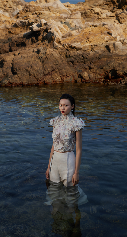 网红邵雨轩杂志大片一个微笑令人沦陷网友p发际线了