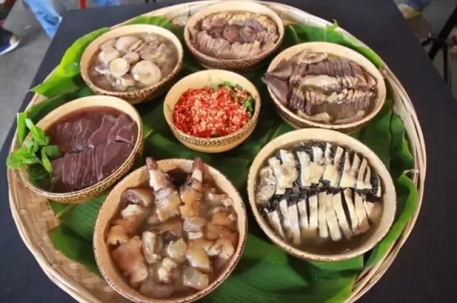 地点:戛洒汤锅铺,县域各餐饮店时间:2021年3月至4月(2)品戛洒全牛汤锅