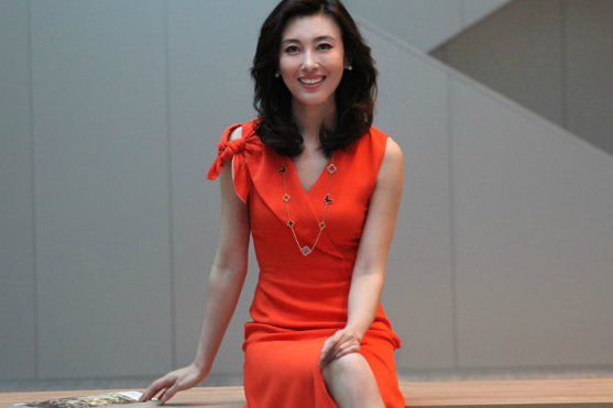 海峡两岸主持人李红嫁入豪门与丈夫共患难42岁依旧韵味十足