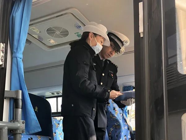 洪山交警进校园送平安开展校车事故与消防应急演练