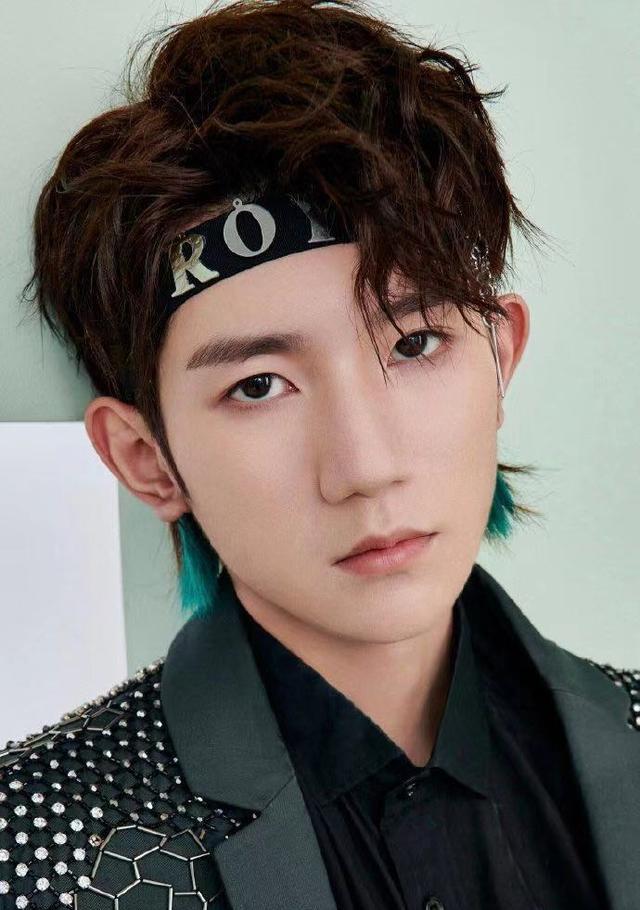 王源染新发色,灰蓝色又酷又飒,粉红小皮筋可爱